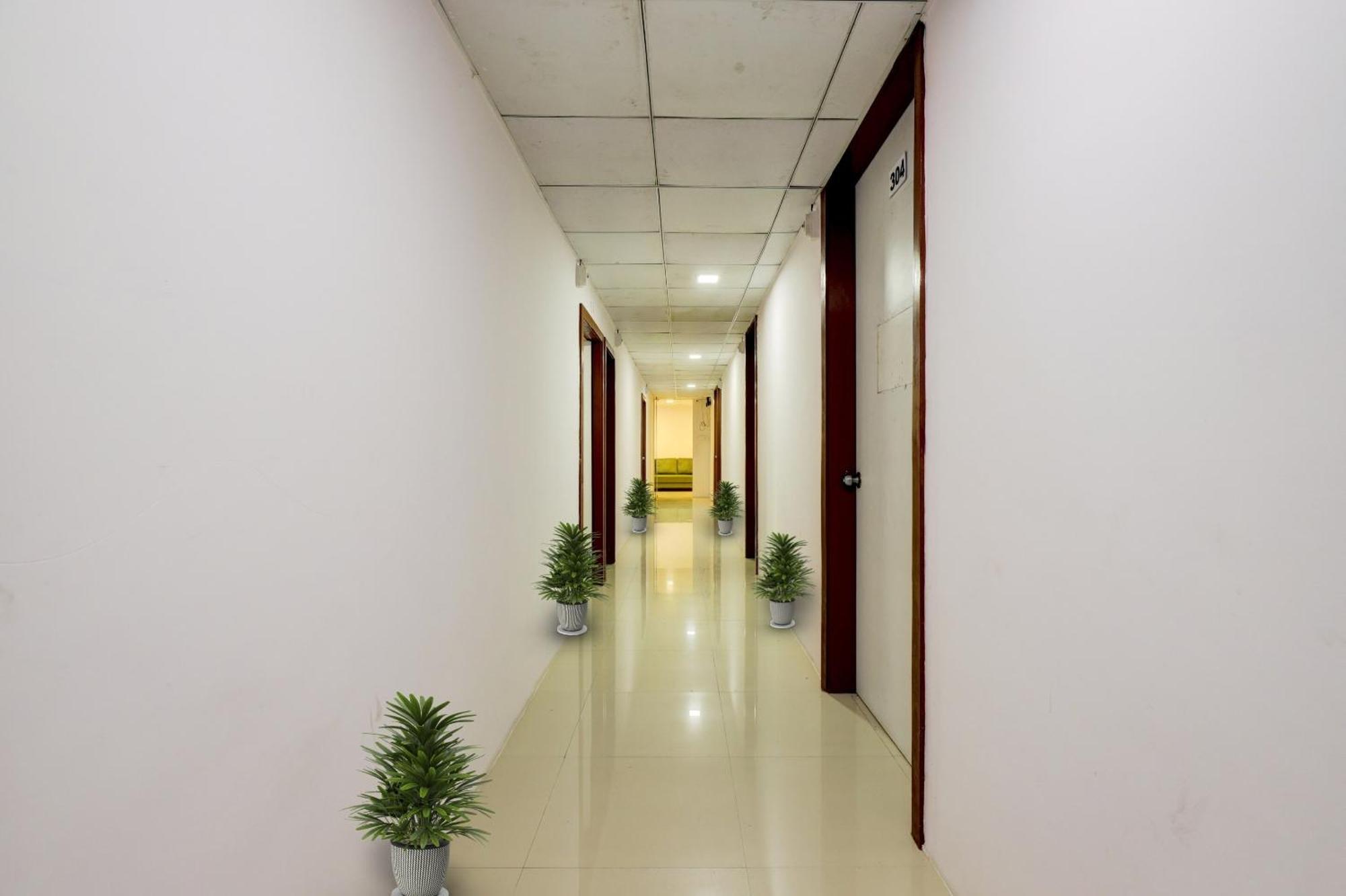 Hotel O Cozy Rooms Surat Esterno foto