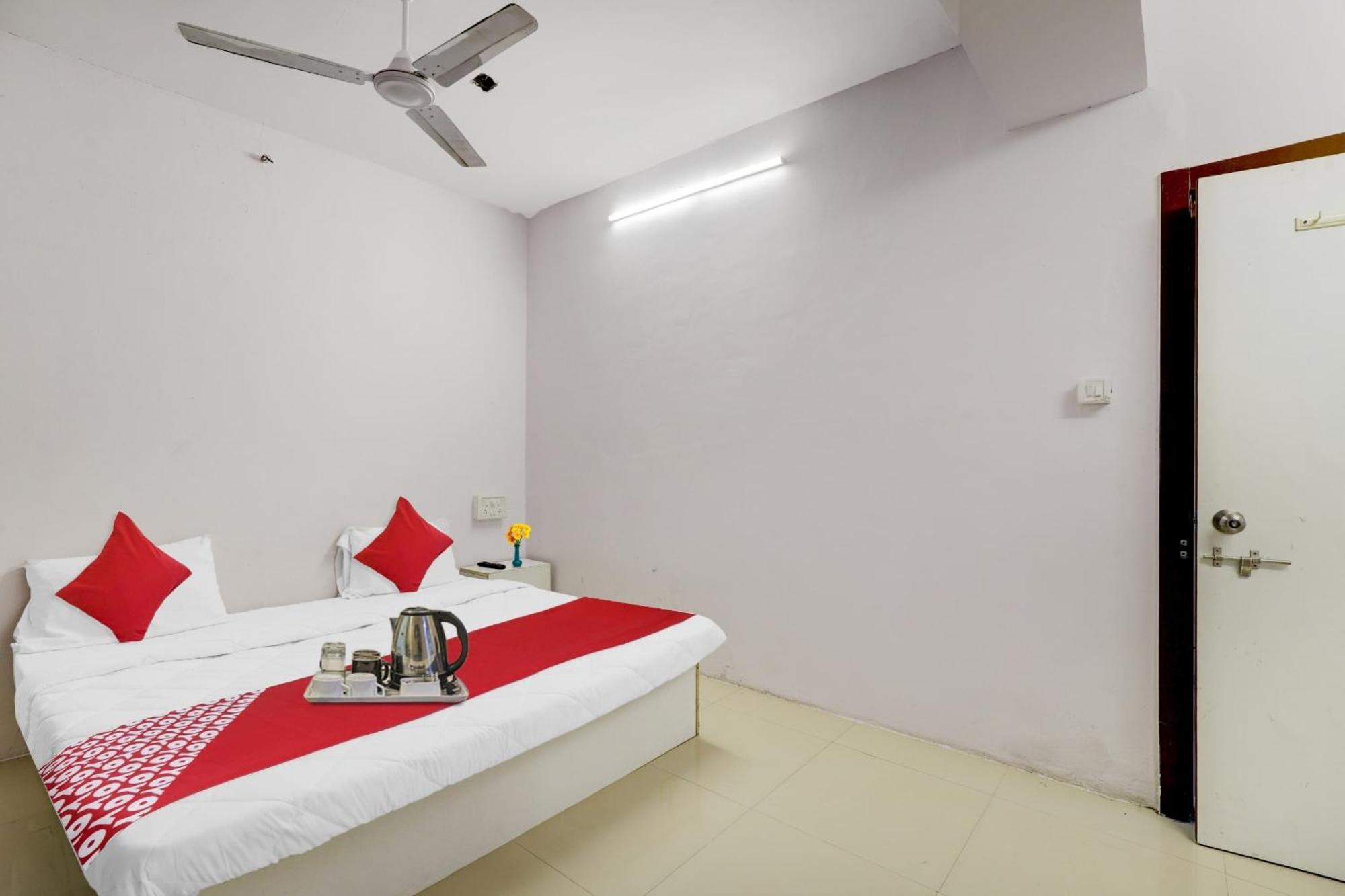 Hotel O Cozy Rooms Surat Esterno foto