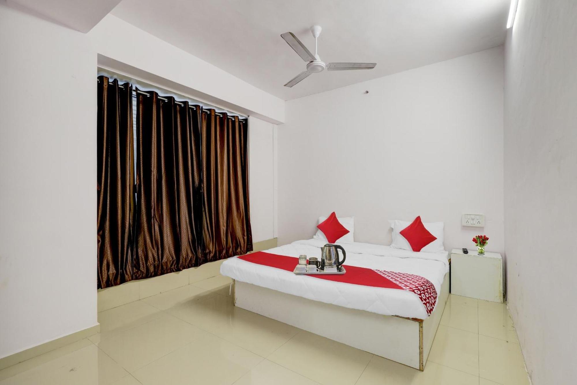 Hotel O Cozy Rooms Surat Esterno foto