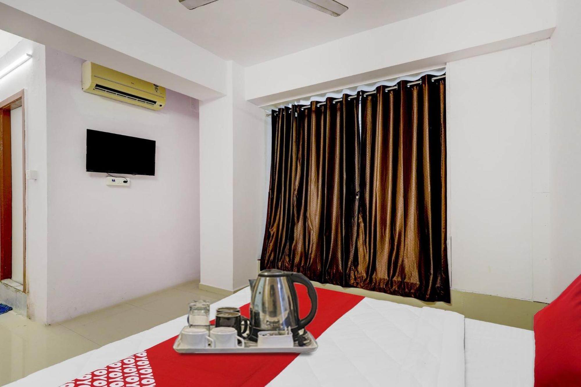Hotel O Cozy Rooms Surat Esterno foto