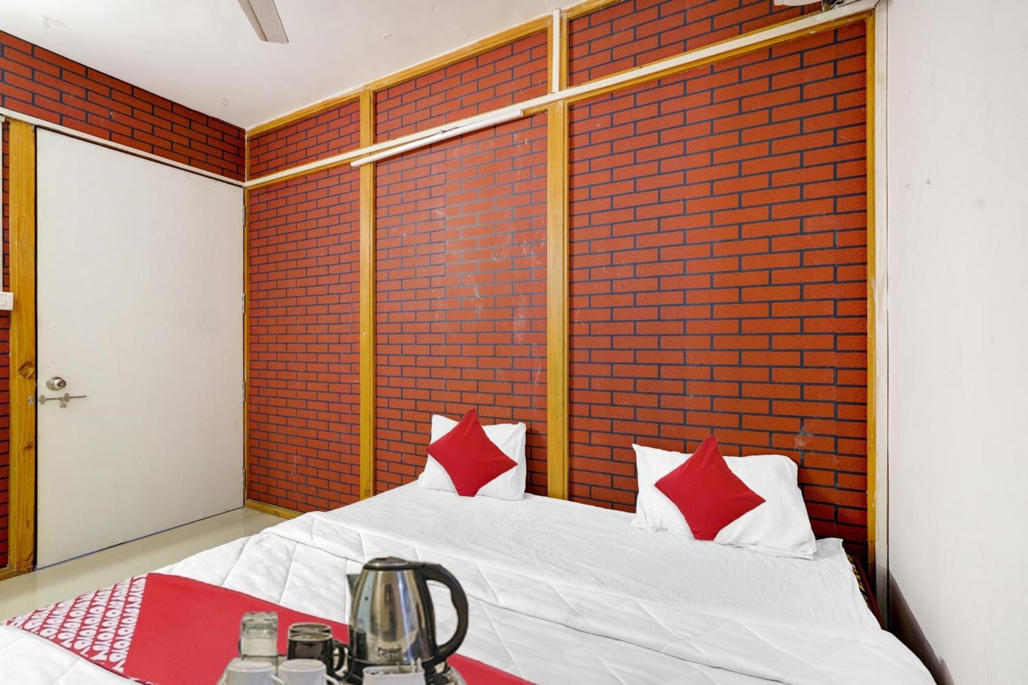 Hotel O Cozy Rooms Surat Esterno foto