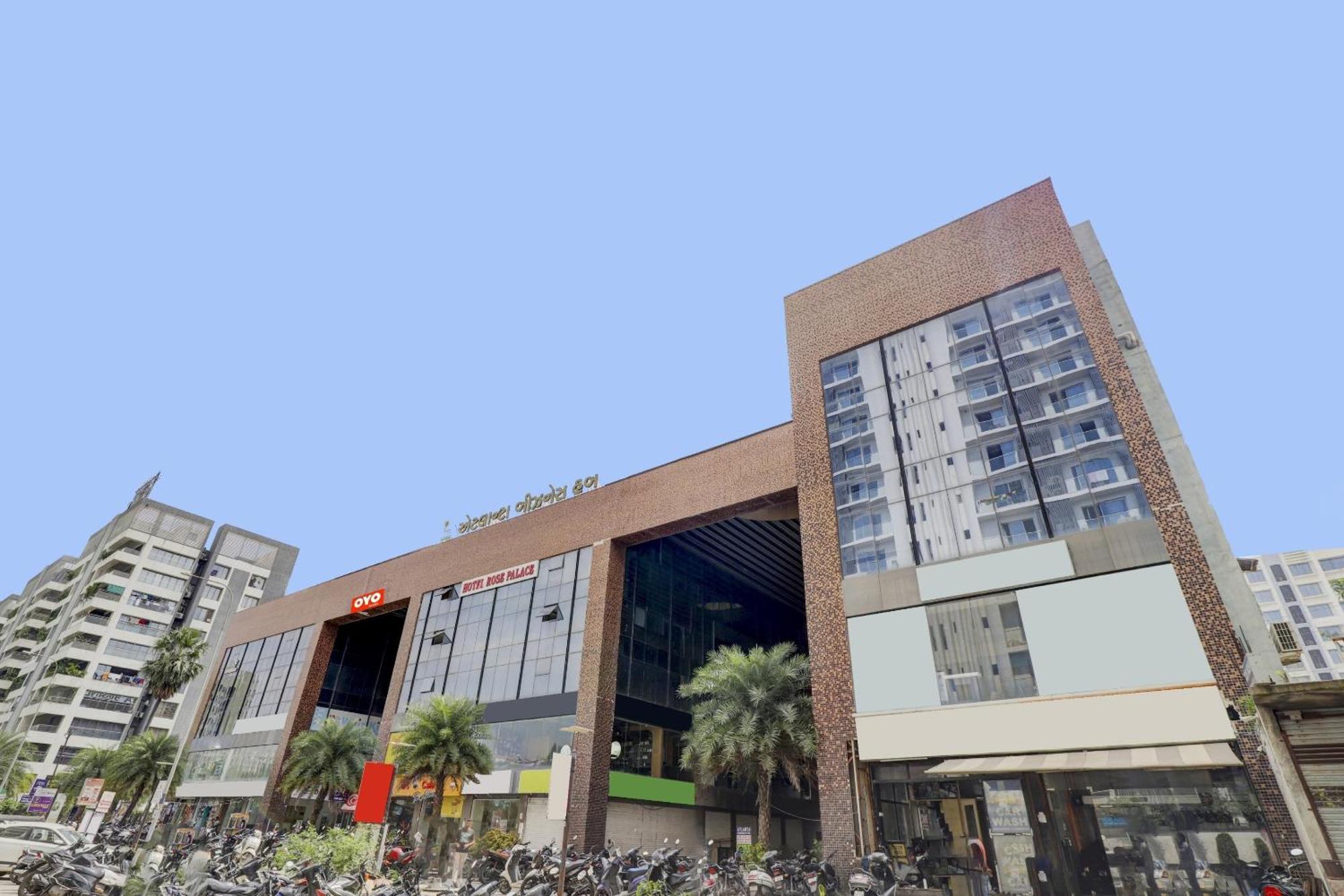 Hotel O Cozy Rooms Surat Esterno foto