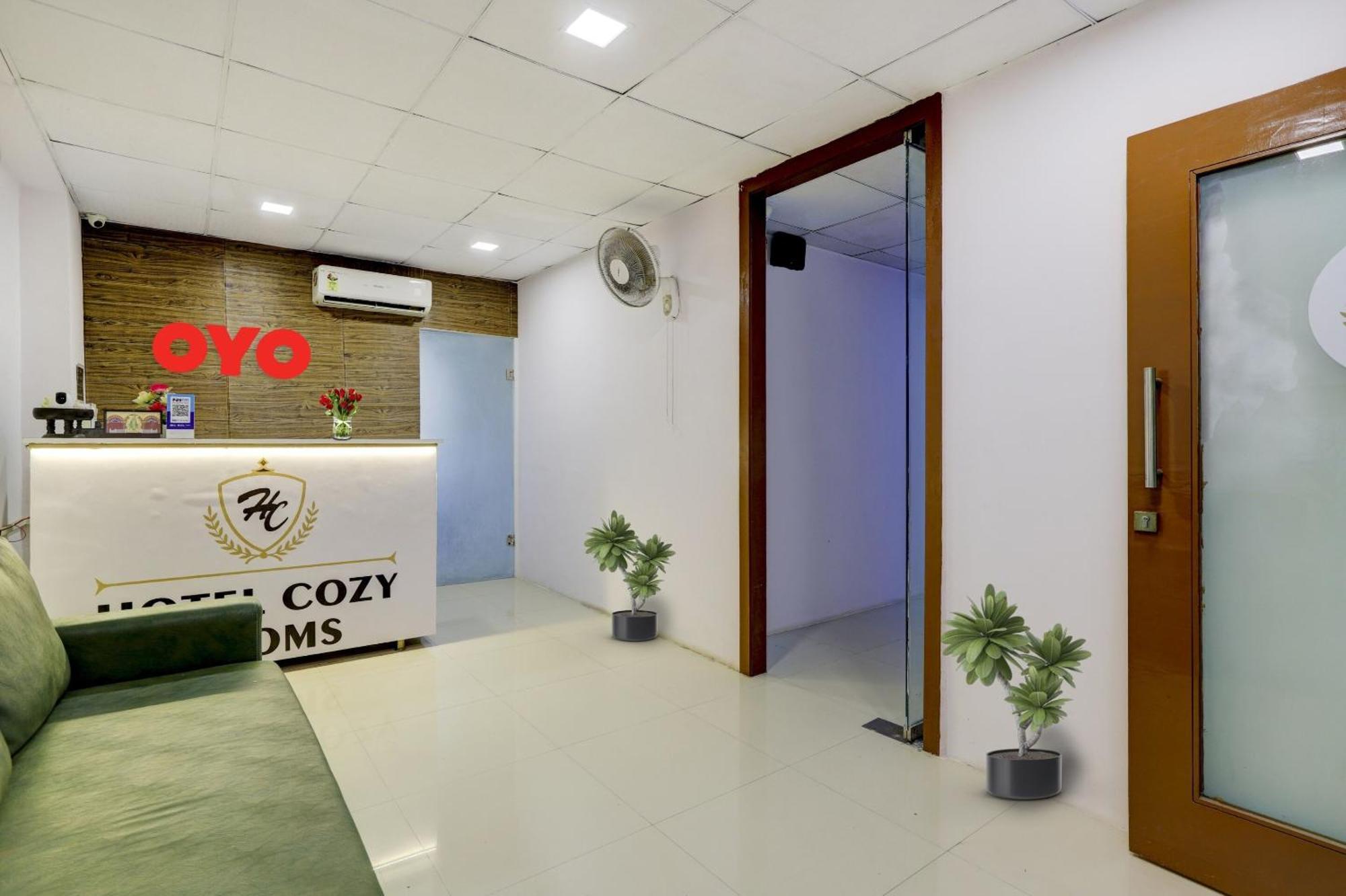 Hotel O Cozy Rooms Surat Esterno foto