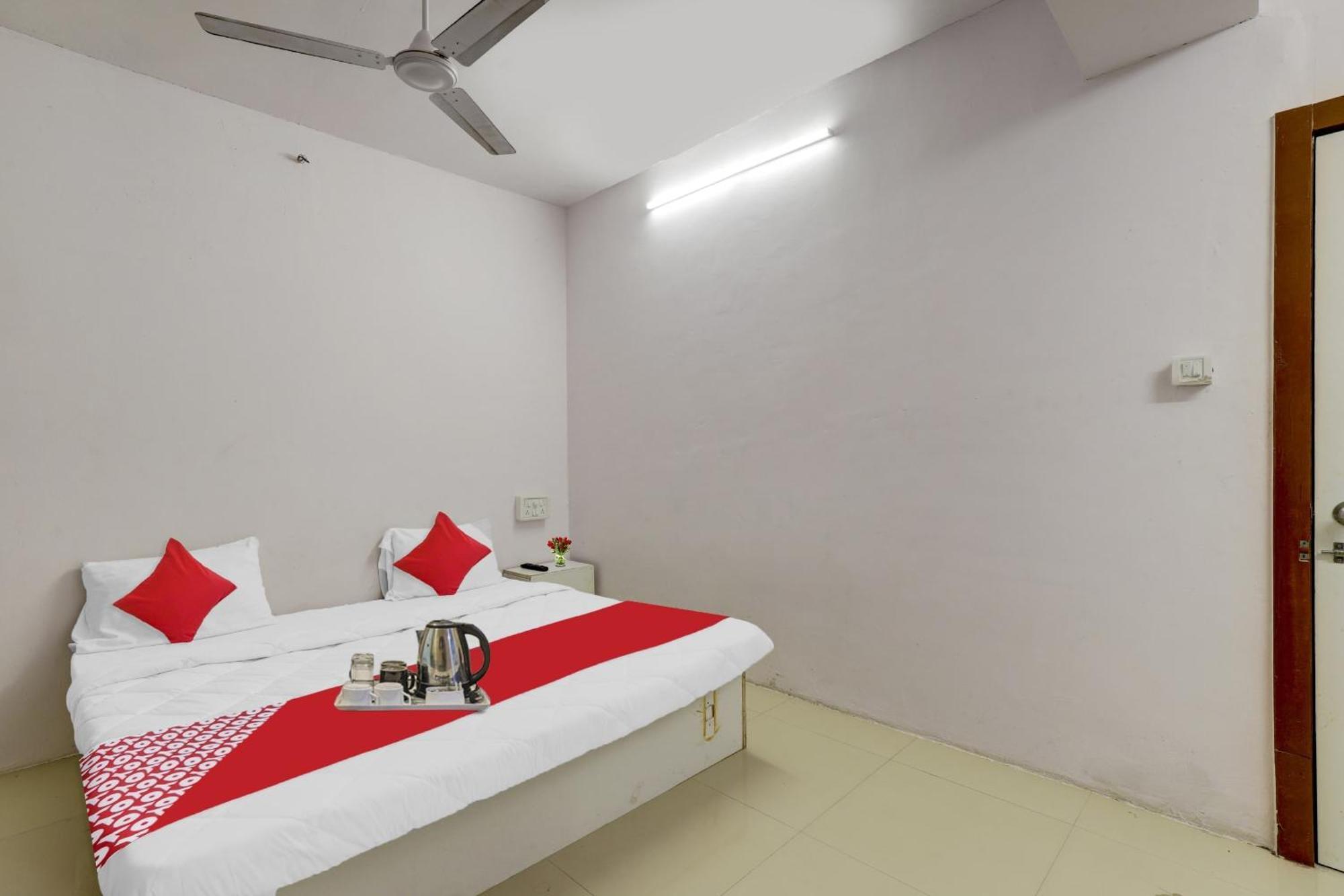 Hotel O Cozy Rooms Surat Esterno foto