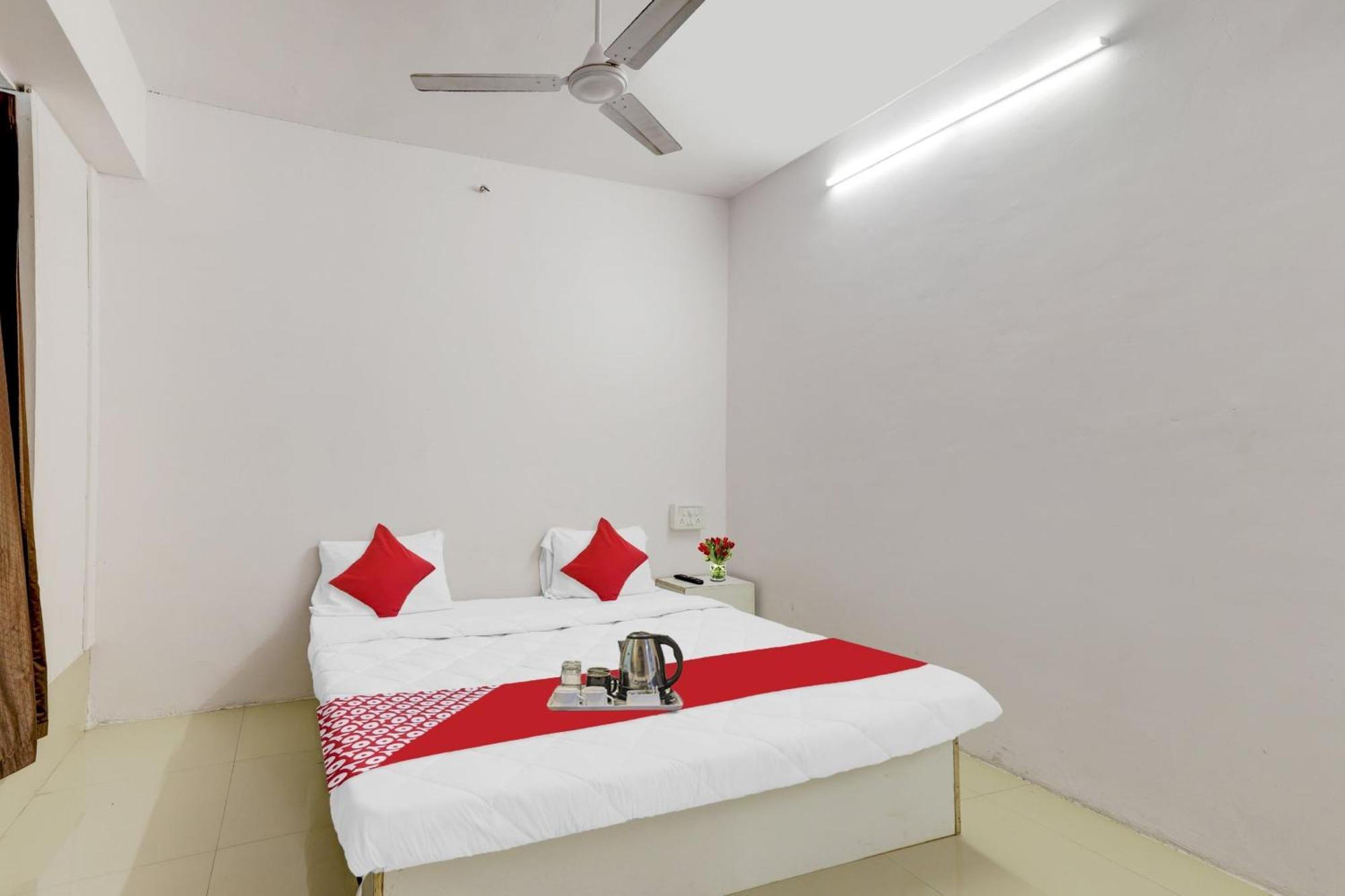 Hotel O Cozy Rooms Surat Esterno foto