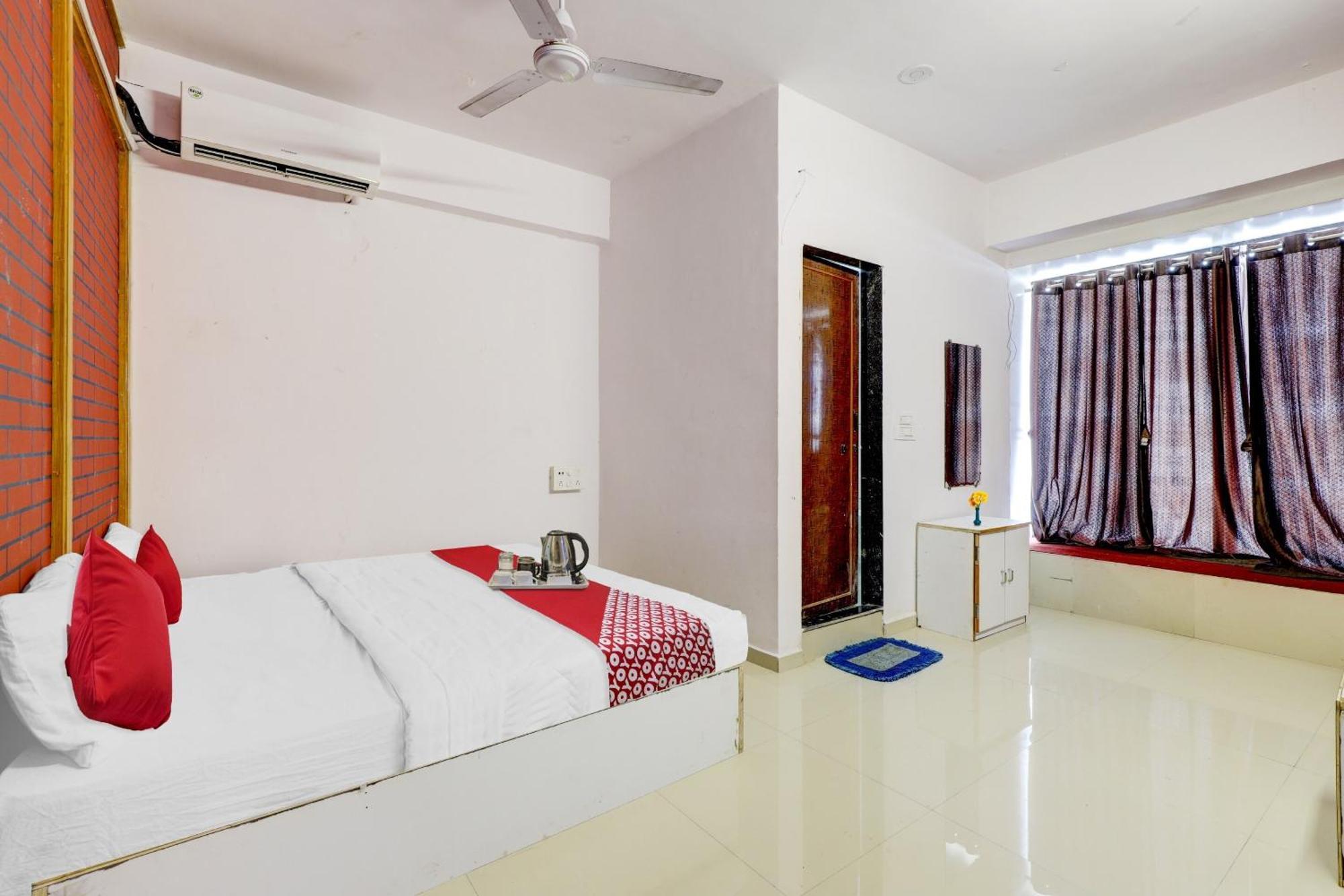 Hotel O Cozy Rooms Surat Esterno foto